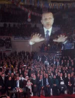 Hình ảnh 3 chiều được phóng to khi Chủ tịch R. Erdogan phát biểu tại Đại hội JDP.