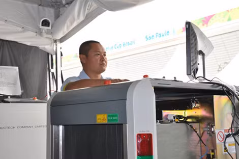 Hệ thống kiểm tra an ninh bằng tia X - 90 X-Ray Inspection - của Trung Quốc được triển khai tại sân vận động Arena de Sao Paulo - nơi diễn ra trận đấu mở màn World Cup 2014. Tại Trung tâm chỉ huy kỹ thuật số tích hợp đầu não ở thành phố Porto Alegre, các chuyên gia đang giám sát 300 camera an ninh lắp trong khắp thành phố.