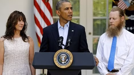 Tổng thống Barack Obama cùng cha mẹ của trung sĩ Bowe Bergdahl tại Nhà Trắng hôm 31/5.