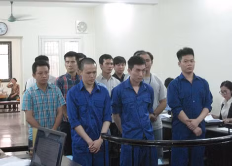 Bị cáo Vương Huy Long và đồng bọn tại phiên tòa.