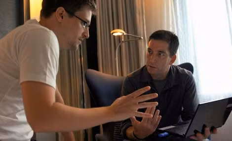 Edward Snowden (trái) và nhà báo Glenn Greenwald trong một cảnh phim “Citizenfour”.
