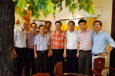 Ông Vũ Đức Trường (áo kẻ, đứng giữa) gặp gỡ với các nhà báo tại Hà Nội.