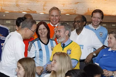 Tổng Thư ký Ban Ki-moon bắt tay Đại sứ Brazil Antonio de Aguiar Patriota.