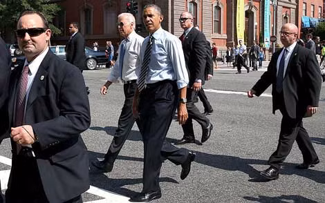 Dù mật vụ được bố trí tháp tùng, bảo vệ dày đặc nhưng quanh Tổng thống Mỹ Obama vẫn luôn có những lỗ hổng an ninh.