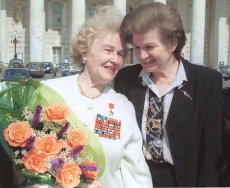 Nadezda Popova (bên trái) và Valetina Tereshkova vào ngày 9/5/2013, tại Moskva.