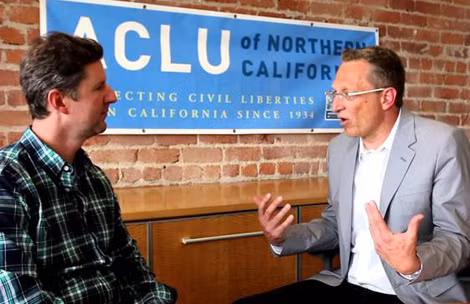 Chris Conley (trái), luật sư của tổ chức Liên minh Dân quyền Mỹ (ACLU).