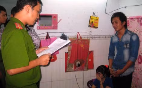 Cơ quan Công an đọc lệnh bắt và khám xét đối với Bùi Văn Hiếu.