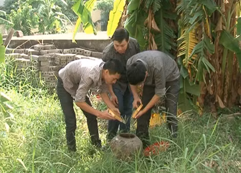 Cơ quan điều tra đang thu hồi tang vật.