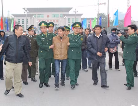Lực lượng Biên phòng, Công an Việt Nam dẫn giải đối tượng Trương Văn Hà về Việt Nam.