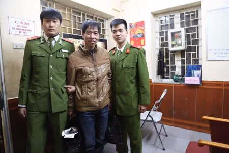 Đối tượng Trương Văn Hà trước khi được đưa vào Nhà tạm giữ vẫn hay cười.