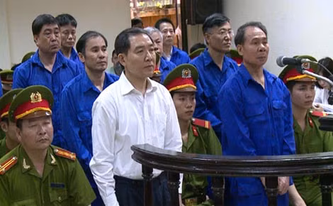 Dương Chí Dũng (áo trắng) và các đồng phạm tại phiên tòa phúc thẩm.