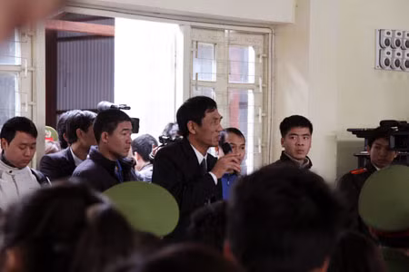 LS Huỳnh tha thiết xin tạm hoãn phiên tòa.