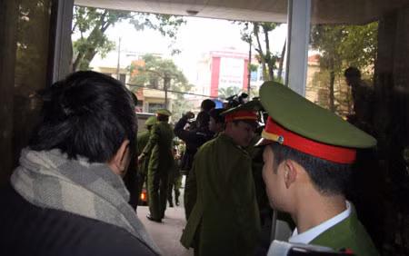 Chờ đợi sự xuất hiện của bị cáo Luyện...