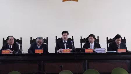 Hội đồng xét xử.