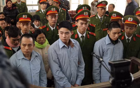 Lực lượng Công an tỉnh Bắc Giang bố trí hàng chục Cảnh sát bảo vệ phiên toà.