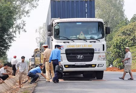 Tăng cường kiểm tra tải trọng xe trên các tuyến quốc lộ qua Tây Nguyên.