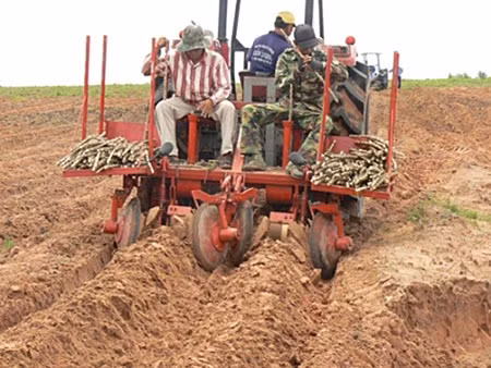 Máy vận chuyển nông sản từ ruộng sình lầy lên bờ cũng do Trần Quốc Hải chế tạo.