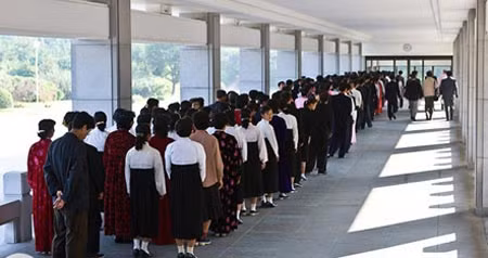 Đoàn người vào viếng lăng.