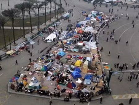 Những người biểu tình cắm trại tại quảng trường Tahrir ở thủ đô Cairo ngày 7/2 quyết đòi Tổng thống Mubarak từ chức.