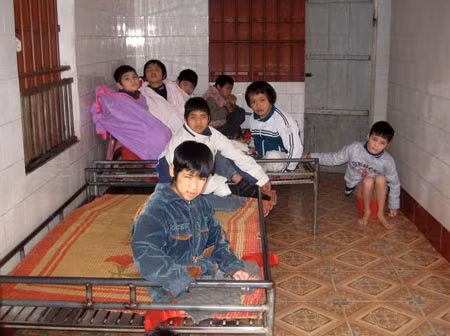 Những em bé bị bệnh thần kinh tại Cô nhi viện.
