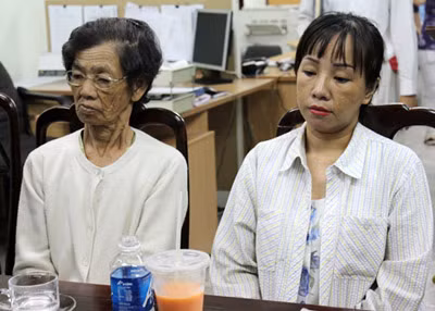 Nét khắc khổ trên khuôn mặt của mẹ cô dâu Hoàng Thị Nam (bên trái) tại Văn phòng Hội Người Hàn Quốc tại TP HCM.