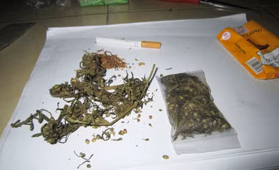 Nguyên liệu để chế "pin". Tài mà và giấy OCB để quấn “pin”.