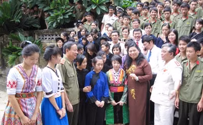 Đồng chí Tòng Thị Phóng, Phó Chủ tịch Quốc hội; Trung tướng Lê Quý Vương, Thứ trưởng Bộ Công an với thầy trò Trường Văn hóa I.