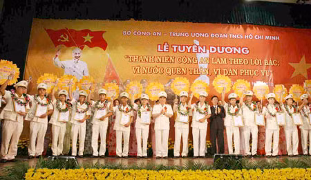 Đại tướng Lê Hồng Anh, Bộ trưởng Bộ Công an và Bí thư thứ nhất Trung ương Đoàn TNCS Hồ Chí Minh Võ Văn Thưởng trao danh hiệu "Thanh niên Công an tiêu biểu" năm 2010 cho 24 ĐVTN xuất sắc.