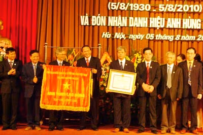 Đồng chí Tô Huy Rứa, Ủy viên Bộ Chính trị, Bí thư Trung ương Đảng, Trưởng ban Tuyên giáo Trung ương thay mặt Đảng và Nhà nước trao tặng danh hiệu Anh hùng Lao động thời kỳ đổi mới cho Tạp chí Cộng Sản.