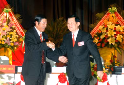 Đồng chí Trương Tấn Sang chúc mừng đồng chí Nguyễn Bá Thanh tái đắc cử Bí thư Thành ủy Đà Nẵng.