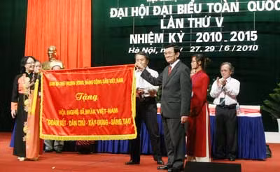 Đồng chí Trương Tấn Sang, Ủy viên Bộ Chính trị, Thường trực Ban Bí thư trao tặng bức trướng “Đoàn kết - Dân chủ - Xây dựng - Sáng tạo” cho đại hội.