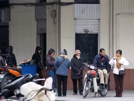 Nhộn nhạo chợ đổi tiền vỉa hè ảnh 1