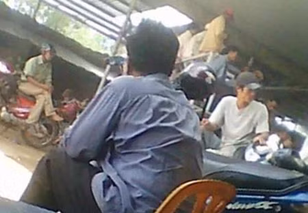 Một "chủ sổ" tại sòng Heng Heng đang chờ khách hàng vay nóng.
