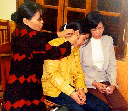 Bùi Thị Thanh đang diễn lại động tác tháo nữ trang của người bị hại trong buổi thực nghiệm điều tra.