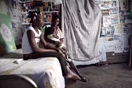 Em gái Haiti 14 tuổi Wiseline (ngồi ngoài) bị đưa trái phép sang Cộng hòa Dominican.