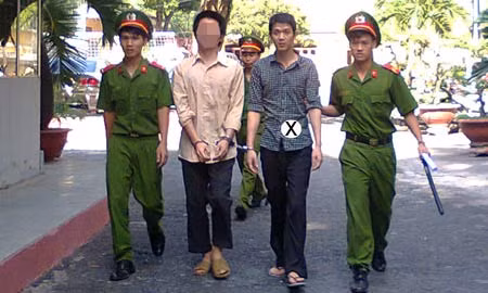 Bước chân trĩu nặng của Chất (dấu x) sau khi HĐXX cấp phúc thẩm tuyên y án.