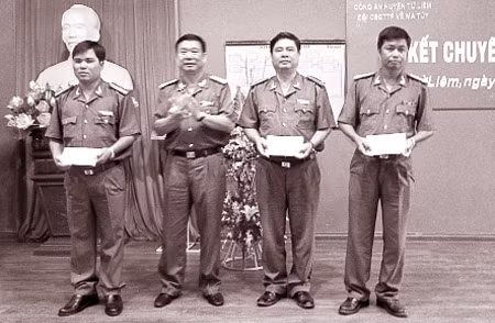 Đại tá Đinh Văn Toản, Phó Giám đốc Công an TP Hà Nội khen thưởng các đơn vị có thành tích xuất sắc trong chuyên án 228M.