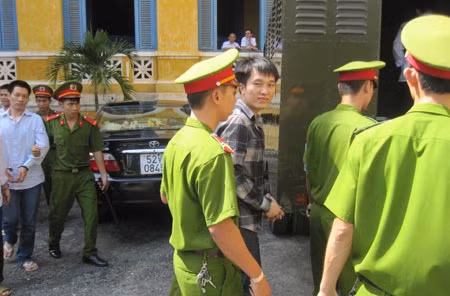 Quang ngoái đầu tìm vợ sau án tuyên của hội đồng xét xử và được giải ra xe đặc chủng.