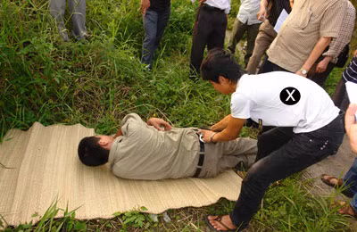 Đào Văn Hiếu (x) diễn lại hành vi cướp ĐTDĐ của nạn nhân trong buổi thực nghiệm điều tra tại hiện trường.