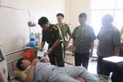 Đại tá Nguyễn Đức Chung thăm hỏi CBCS bị thương đang điều trị tại bệnh viện.