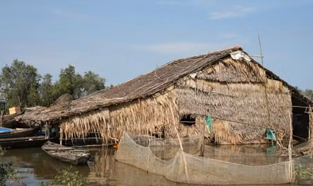 Căn nhà nát của gia đình bé Hiệp.