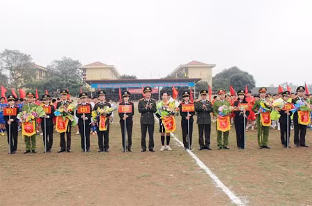 Trung tướng Nguyễn Xuân Tư, Phó Tổng Cục trưởng Tổng cục XDLL CAND tặng Cờ lưu niệm cho các đội bóng tham gia giải đấu.