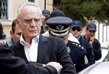 Akis Tsochatzopoulos bị cáo buộc đã nhận hối lộ từ tập đoàn Siemens và tập đoàn Ferrostaal (Đức).