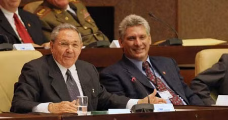 Miguel Diaz-Canel (phải) và Chủ tịch Raul Castro tại phiên họp Quốc hội hôm 24/2/2013.