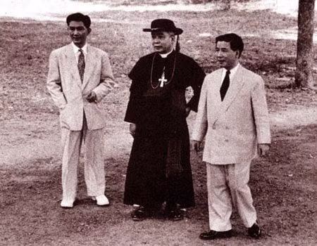 Giám mục ngô đình thục cùng ngô đình diệm (phải) và Ngô Đình Nhu.