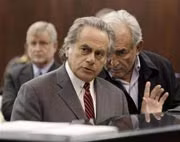 Luật sư Benjamin Brafman (trái) và thân chủ của ông -Strauss-Kahn tại tòa án Mahattan, New York ngày 16/5/2011.
