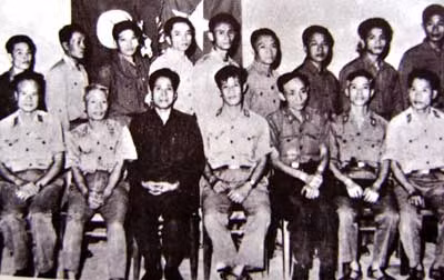Đồng chí Nguyễn Đức Mãi (người ngồi ngoài cùng bên phải) trong những năm ở Trường Sơn.