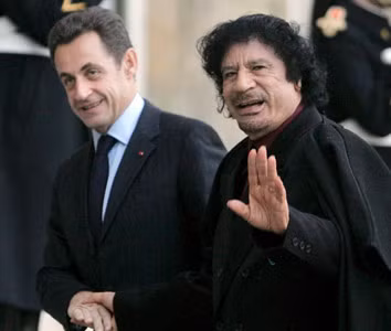 Sarkozy đã "từ yêu thành ghét" Gaddafi khi cho máy bay chiến đấu Pháp tiên phong không kích vào xe tăng của Gaddafi tại chiến dịch quân sự lật đổ và dẫn đến cái chết của nhà lãnh đạo Libya.