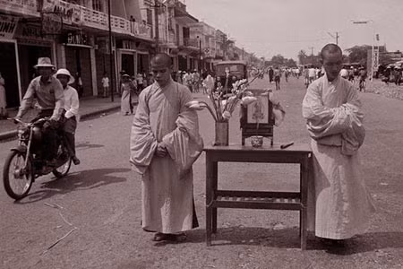 Phật tử đưa bàn thờ Phật xuống đường tranh đấu