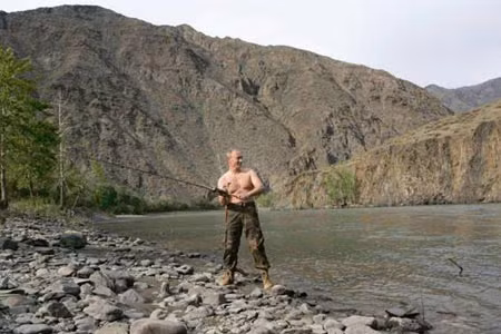 Bức ảnh nổi tiếng chụp ông Putin để ngực trần đang câu cá.